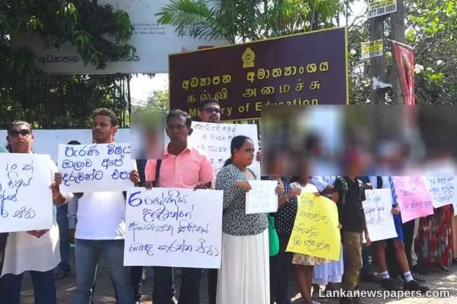 Parents protest near Edu. Ministry demanding implementation of Grade 6 reforms