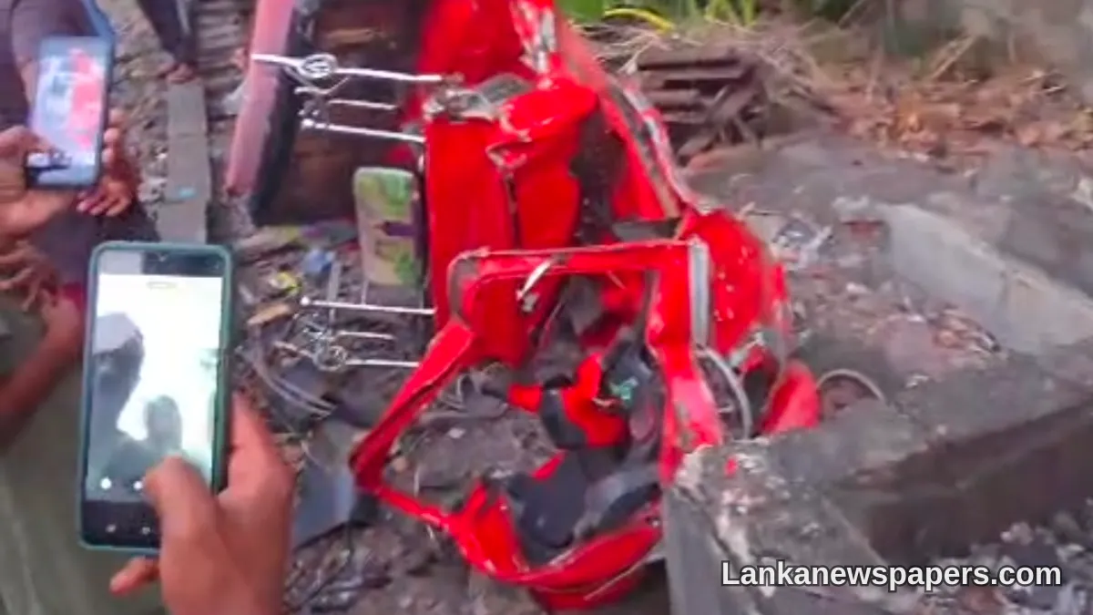 කැමරාවට හසු විය: අලුත්ගම මාරක මට්ට තරණයේදී සාගරිකා අධිවේගී දුම්රියෙන් ත්‍රිරෝද රථයක් ඇඹරී ගිය අයුරු