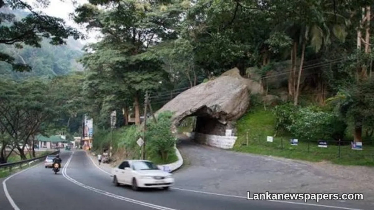 අහිතකර කාලගුණය හේතුවෙන් කඩුගන්නාව සහ ගනේතැන්න අතර කොළඹ–කන්දි මාර්ගය වසා දමයි