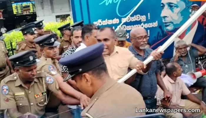 Police Tear Down Opposition's Protest Tent Outside Fort Railway Station in Show of Force