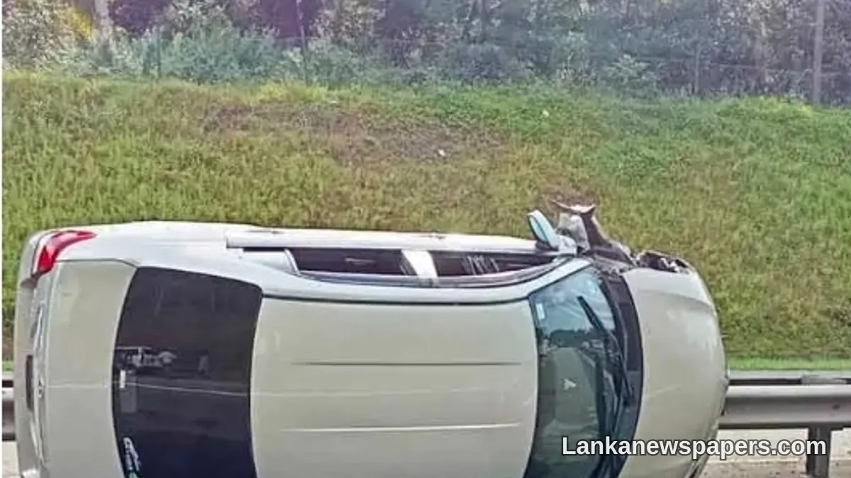දකුණු අධිවේගී මාර්ගයේ වෑන් රථයක් සමඟ ගැටී මෝටර් රථයක් පෙරළී යයි