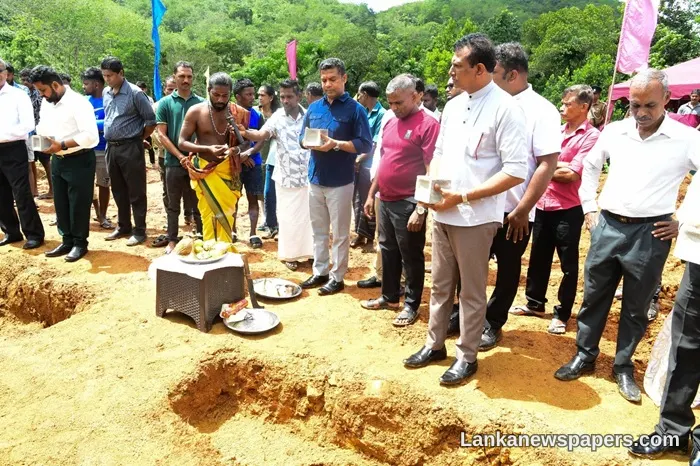 වසර නවයක වේදනාව අවසන්: නාය යෑමෙන් විස්ථාපිත වූ පවුල් වලට අවසානයේදී නව නිවාස ලැබේ