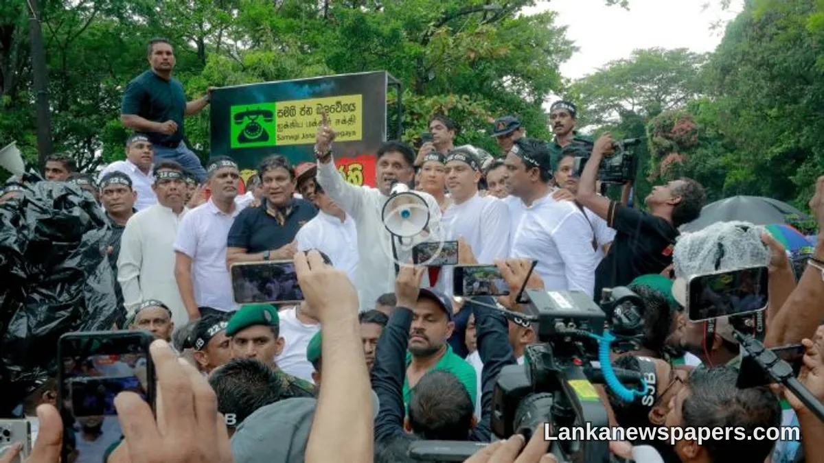 සජිත් පද්ධති වෙනස් කිරීමේ පනතට එරෙහිව පාර්ලිමේන්තුවෙන් ඔබ්බට සටන් කිරීමට දිවුරයි — "අපි එය බිම් මට්ටමින් පරාජය කරන්නෙමු