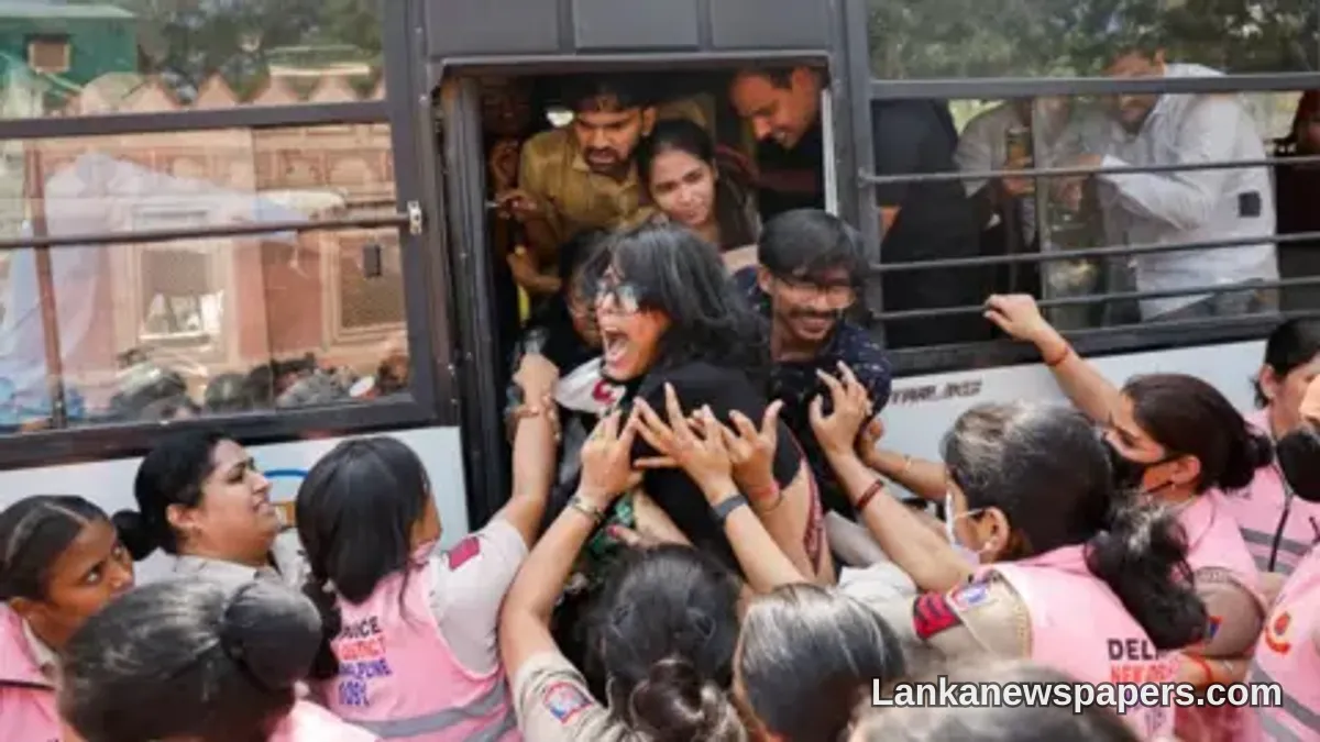 තරුණ නායකත්වයෙන් ක්‍රියාත්මක 'කූකාරු' පක්ෂයේ මැතිවරණ ප්‍රතිසංස්කරණ විරෝධතාවය හමුවේ දිල්ලියේ සිය ගණනක් අත්අඩංගුවට