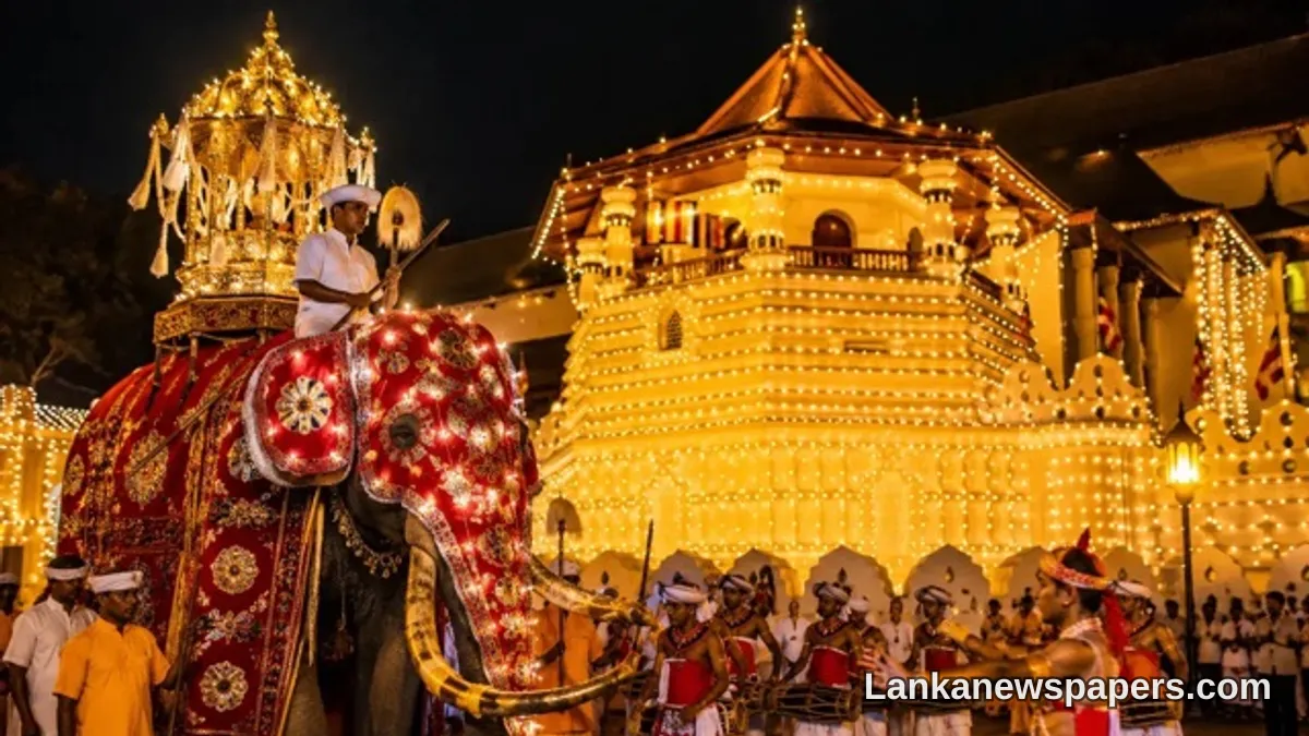 කන්ද්‍යේ ශ්‍රේෂ්ඨ රන්දෝලි පෙරහැර අඩම්බරයෙන් ඇරඹේ