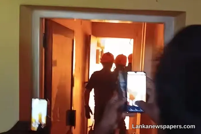 කළුතර දිස්ත්රික් ලේකම් කාර්යාලයේ ගිනි ගැනේ