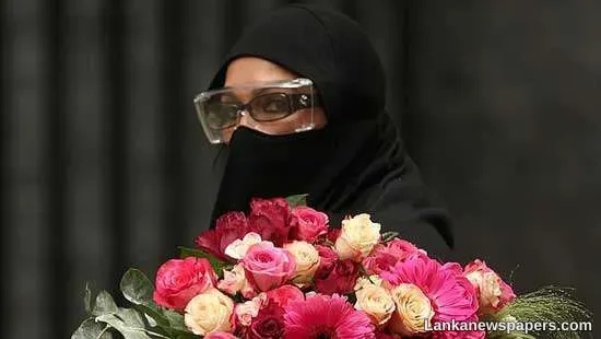 Lady from Pakistan High Commission delivers flowers to No10