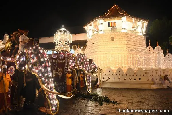 LNP- Final Randoli Perahera parades streets of Kandy