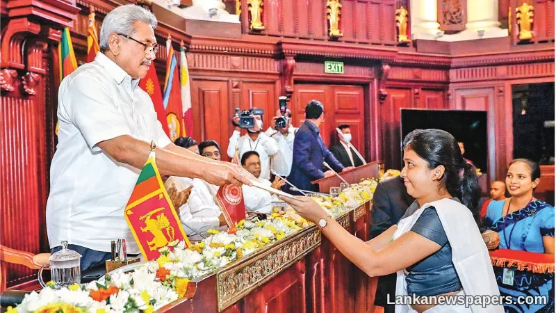 LNP - President urges graduate recruits to do their utmost for country