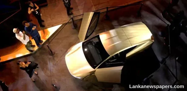 LNP - Elon Musk unveils two-door robotaxi