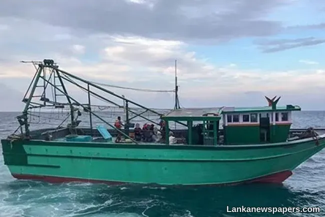 LNP - Navy arrests 32 Indian fishermen, five boats seized