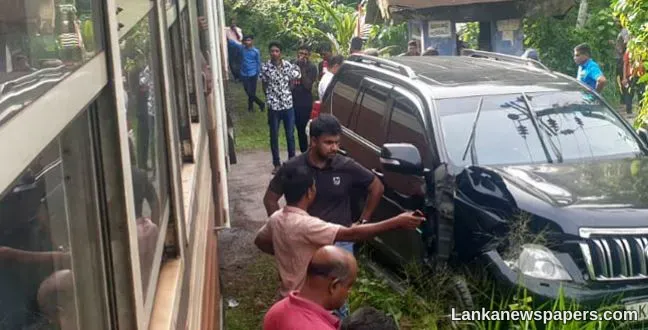 LNP - Train collides with stalled vehicle, disrupting services on Kelani Valley line
