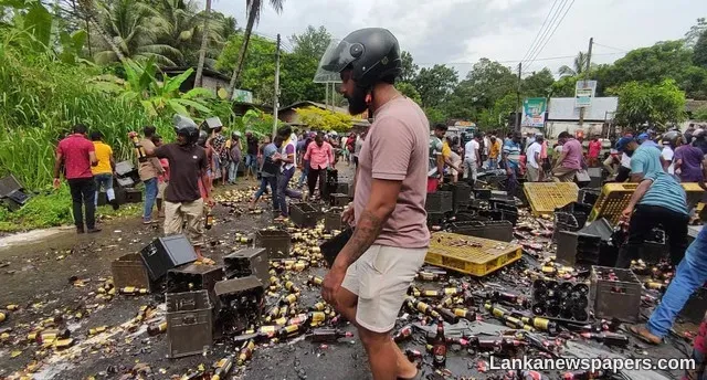 LNP - Beer truck overturns causing heavy traffic on Colombo-Ratnapura road