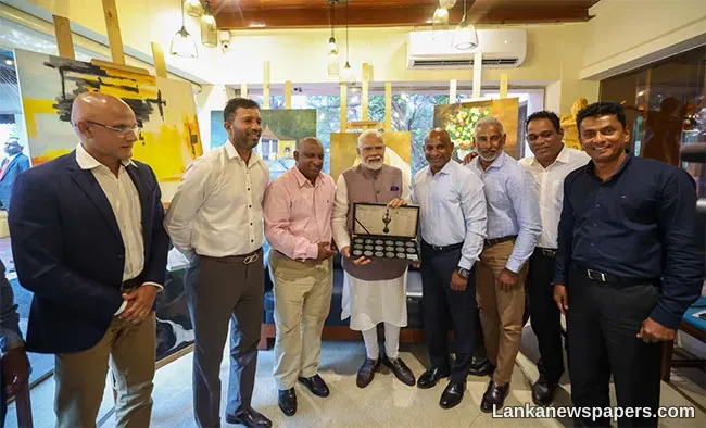 LNP - PM Narendra Modi meets Sri Lanka’s 1996 World Cup heroes in Colombo