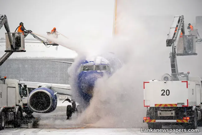 US storm leaves 160,000 without power, forces thousands of flight cancellations