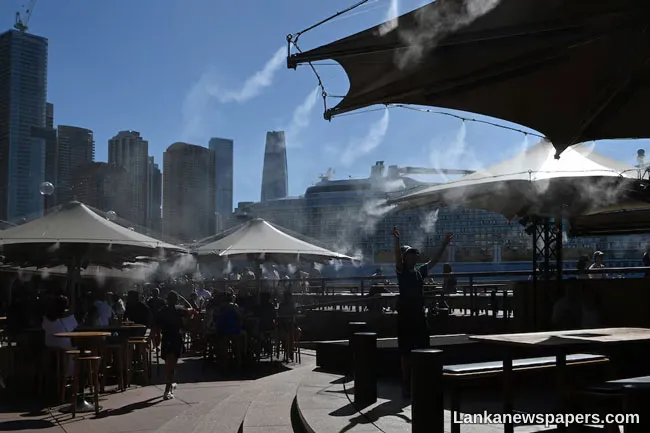 Australian heatwave fans bushfires, towns evacuated, Melbourne endures hottest day in 17 years