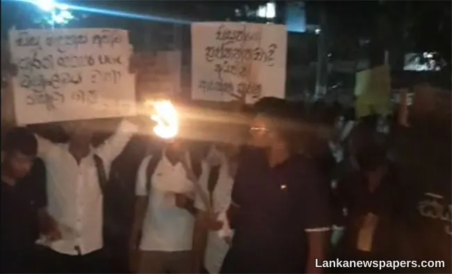 Peradeniya Uni students stage torchlight protest alleging curbs on student freedom