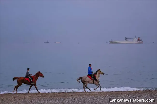 U.S. military tells civilians to avoid port facilities where Iranian navy operating