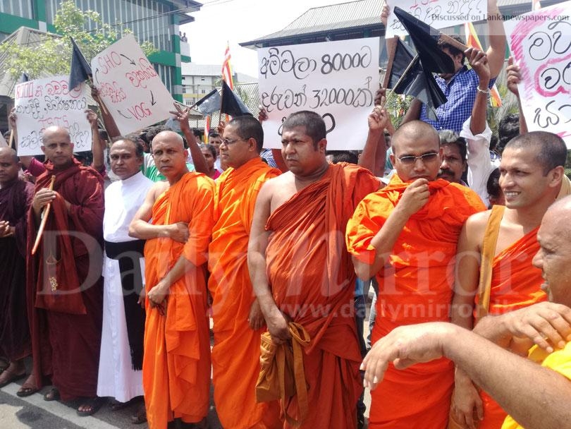 Protest against move to transfer of Kurunegala Hospital Director