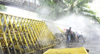 Unemployed graduates tear-gassed