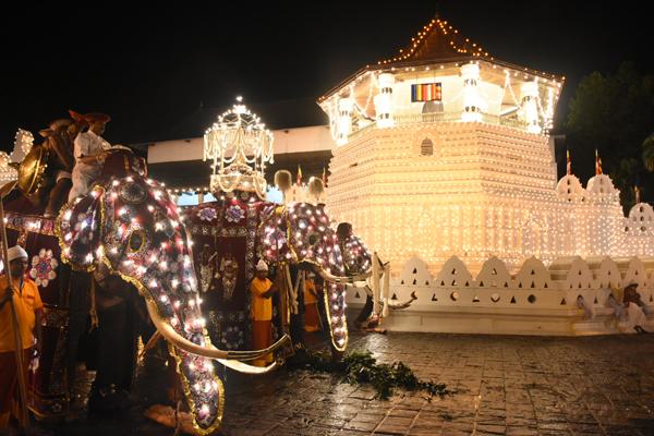 LNP- Final Randoli Perahera parades streets of Kandy