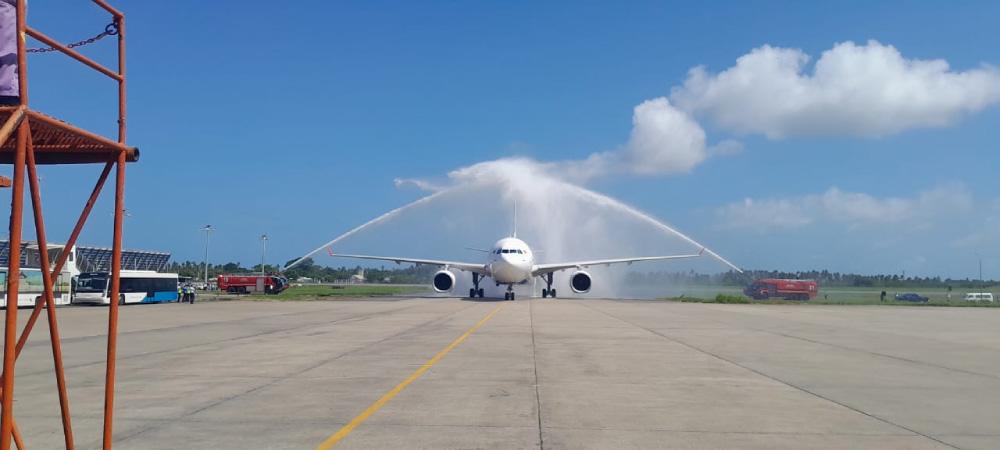 LNP – SriLankan Airlines’ new Airbus A330-200 lands after low-altitude flyover
