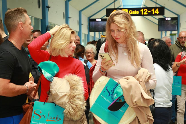 1751421356 Tourists 6 in sri lankan news